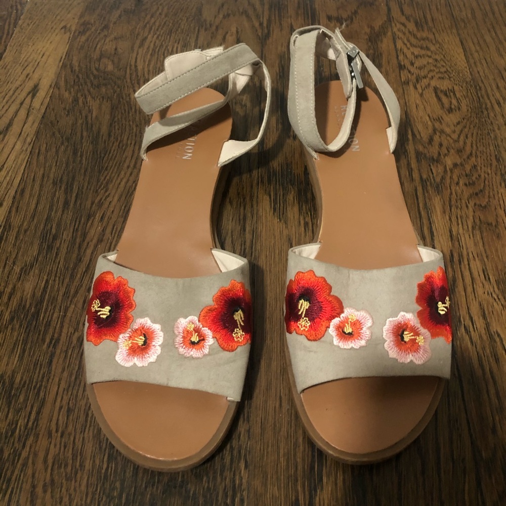 Kenneth Kole Reaction sandals